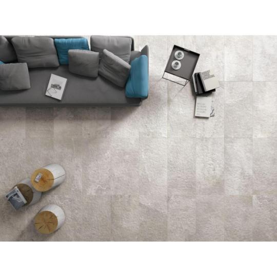 feher szinu kohatasu burkolat nagy greslap padlolap modern minimal stilus rusztikus burkolat nappali konyha eloszoba burkolat lameridiana lakberendezes.jpg